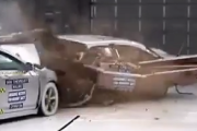 どっちが強いか勝負しようぜ。現代車とクラシックカーの衝突実験。海外の反応