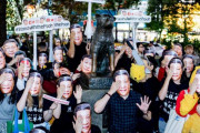 香港人「ハロウィンのイベントで日本のハチ公前広場に習近平が大量に出現しているｗｗｗ」