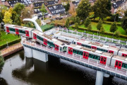 【奇跡】オランダで電車がオーバーランし危うく10m落下の危機→ ”巨大クジラ”が尻尾で支え怪我人を出さず