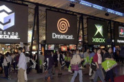海外「一つだけ日本の会社が作ってないゲーム機があるな・・・」ゲームの黄金時代！？2001年の東京ゲームショウの写真が話題に