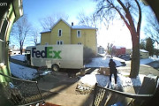 これはひどい　大型荷物を雑に扱うFedExの配達員