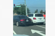海外でも交通トラブル！黒アウディvs白メルセデスSUV