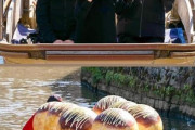 日本のたこ焼きコスプレ川下りという奇行、外国人に見つかってしまう…