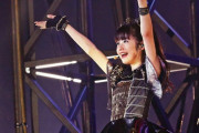 キム・カーダシアンとカニエ・ウェストの娘がBABYMETALのコスプレして踊ってる　【海外の反応】