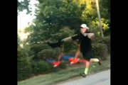 世界珍百景。鳥2羽にリードを付けて散歩させる男性が目撃される（アメリカ）