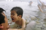 【韓国の反応】父と娘が男湯に… 日本、混浴可能年齢 11歳→6歳へ。韓国の反応「本当の性教育を犬みたいに受けられなかった国のレベル。」