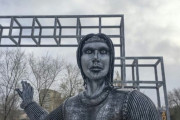 顔が怖すぎる！と住民から苦情が殺到。ロシアの少女記念像