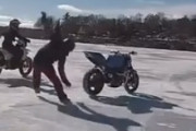 海外「これが自動運転か･･･」　氷上でバイクに乗ろうとした結果ｗｗｗ　海外の反応