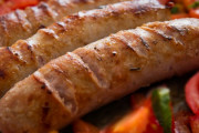 外国人「日本人のフランクフルトの食べ方ヤバすぎだろ。プラスティックのムダだよ」日本人「えぇ…」