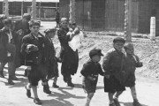 外国人「裏を知ってしまうと怖くなる写真を見せていく・・・」