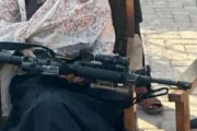 海外「中国人女性の間でタリバンの戦闘員と写真を撮るのが流行っているようだがwww」