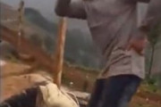海外「中国人がルワンダの鉱山で盗みを働いた黒人を鞭で打つ動画が流出」