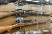 外国人「東京に変わった銃の専門店があったので行ってみたぜ」