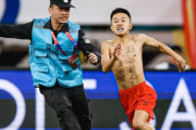 【驚愕】日本vs中国戦で乱入した中国人、その行動に注目