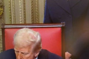 トランプ大統領の側に立つメラニア夫人、強キャラ感が凄いと世界で話題に
