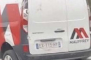 【画像】車を運んでいます