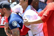【海外の反応】乱闘中にじゃれ合う大谷翔平と水谷通訳をご覧くだい「メジャーを満喫しているな」