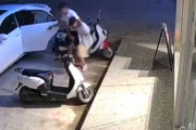 海外「中国の街中で堂々と誘拐されそうになる女性((( ﾟдﾟ；)))」