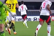 【海外の反応】オシャレ番長すぎるサッカー監督が南米で見つかる「試合後に結婚式へ直行？」