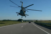 まるでゲームの世界…ウクライナで高速道路を低空飛行する軍用ヘリをドライブレコーダーが撮影
