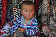 中国は一人っ子政策をなぜ終わらせたのか？「男性が多すぎる」「私は女の子だから捨てられた」海外の反応