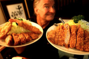 外国人Youtuberのエリックさんが日本の豚カツを食べまくる！！外国人「豚カツとキャベツの組み合わせは最強！」