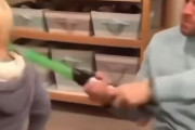 「この子にはアカデミー賞をあげて！」スターウォーズの名シーンを再現する親子