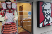 外国人「日本のケンタッキーでカーネルおじさんが侍になってた…」