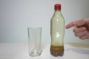 面白科学実験。コーラと牛乳を混ぜると透明の液体に！？