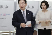 投票印が半分だけで記票所から出た李在明大統領、障害者投票支援の話題より批判コメントが目立つ展開に