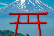 海外「富士山と綺麗な女性を一緒にしてるなんて最強だよ！」よっしゃ！日本に引っ越すわ！ｗｗｗ インスタグラムに投稿された富士山の写真が外国人の中で話題に