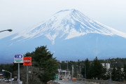 海外『まるで山までの長い滑り台じゃん』富士山へ続く一直線の道路に世界が驚愕
