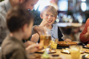 子供の躾がなってない親に追加料金を請求するアメリカのレストランに賛否両論