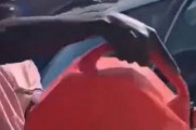 海外「車にガソリンのように水をかけるドッキリをして撃たれそうになる動画投稿者」