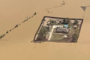 【海外】テネシーの洪水から奇跡的に救われた家のヘリコプター映像が捉えた感動の瞬間！