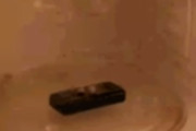 電子レンジでガラケーを温めたら悪魔のような者が召還され海外で話題に