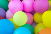 風船2個をお尻に見立て、小さな子供たちにお尻の拭き方を指導する先生。そのアイデアに賛否両論あるもおおむね好評