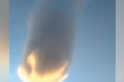 【現象】架空の惑星ニビルか？隕石が落ちている最中に停止してしまったかのような雲が話題に！