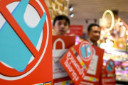 レジ袋禁止のタイで、奇妙すぎるエコバッグを持ち寄る人々の姿が目撃されるｗｗｗｗｗ