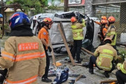 屋上駐車場の柵を突き破り12m下へ、無免許の20代死亡…母親同乗をめぐり韓国で疑問相次ぐ