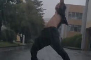 海外「日本は大丈夫そうだな」 日本人が台風を最大限に楽しんでいる動画が話題に