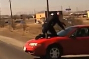 海外「アメリカ、車に警察を乗せたまま逃亡しようとする男」