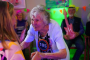 【海外】105歳のおばあちゃんがDJと一緒にパーティーしてるなんて最高！