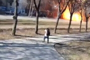 突然のミサイルが飛んでくる風景。ウクライナの首都キエフ近くの都市にミサイルが飛んでくる瞬間。海外の反応