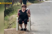 おばあちゃんの知恵袋。ヘアドライヤーを掲げて道路脇に座る。速度探知機と勘違いしたドライバーがスピードを落とす。