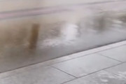 日本の雨宿りの光景に世界が驚愕！←「健全だ」（海外の反応）