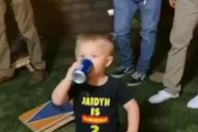 大人の仲間入りを果たしたちびっ子が海外で話題に