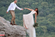 思い出に残る結婚写真のために選んだ撮影場所は高い崖の上（アメリカ）