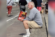 【海外】一人で犬のおやつを持ってる男、実はこんな理由があったの！