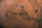 現時点で最も鮮明な火星の写真が海外掲示板で話題に　←この真ん中にある長い傷跡みたいなの何なんだ・・・